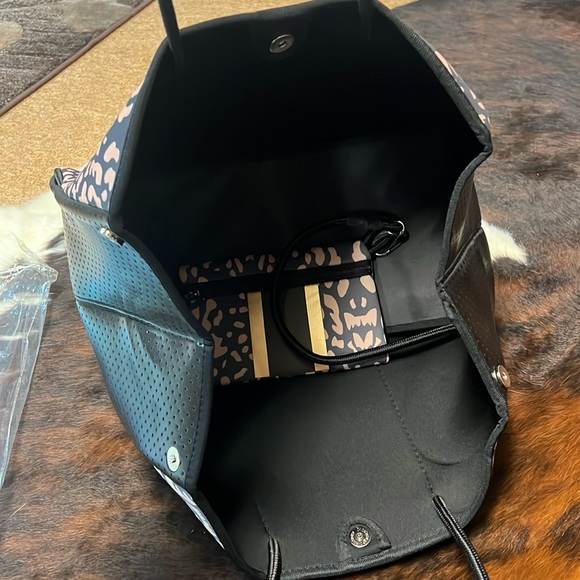 New Neoprene Expandable Tote with Detachable Zip Pouch Black, Gold, Leopard - Picture 8 of 16